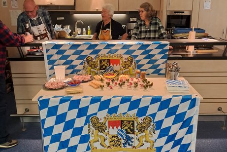 Gedeckter Tisch mit bayerischen Büffet