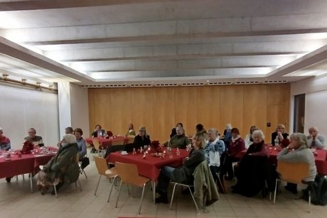 Veranstaltungsraum mit festlich geschm&uuml;ckten Tischen