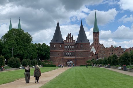 Holstentor Panoramabild mit Park und Blick auf das Holstentor