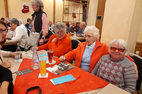 Mitglieder und Gäste in Clemens August. Mitglieder sitzen an festlich gedeckten Tischen.