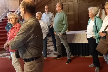 Teilnehmer einer Schlossbesichtigung
