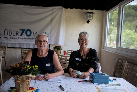 Brigitte Barthels & Brigitte Sommer managen den Einlass zum Sommerfest perfekt.