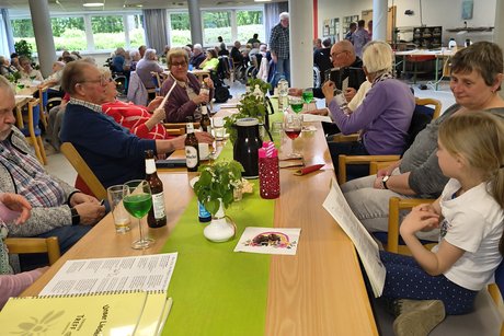 Mitglieder an der Kaffeetafel