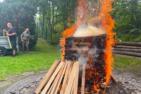 Anzünden des Kartoffelfeuers