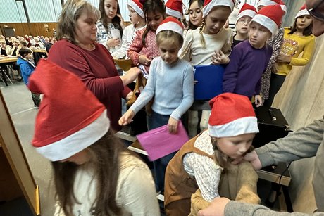 Bescherung der Kinder, die von der B&uuml;hne kommen