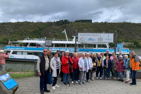 Reisegruppe steht vor dem Schiff