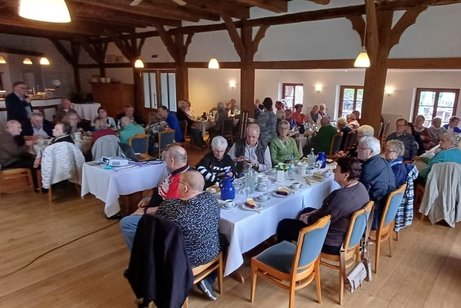 Alle Teilnehmer auf einem Foto im Saal des Eventhaus Kuckucks Nest