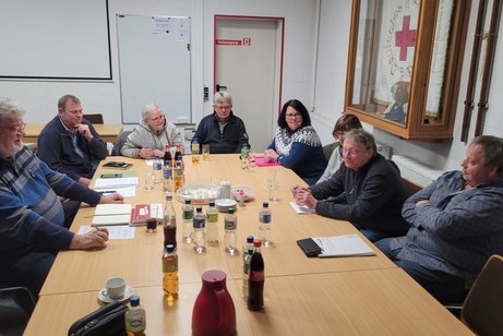 Vorstände aus Borghorst, Nordwalde und Laer/Horstmar sitzen gemeinsam zusammen am Tisch.