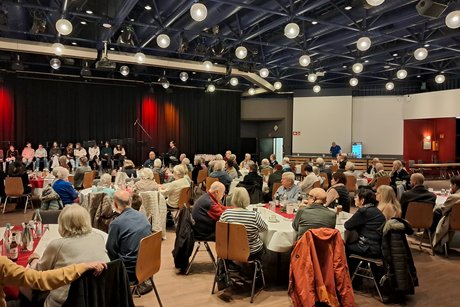 Gäste sitzen an Tischen bei der JAF