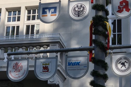 Der Maibaum mit unserer Plakette