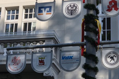Der Maibaum mit unserer Plakette
