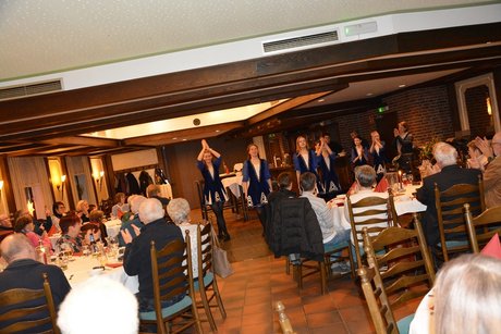 Steppgruppe tanzt