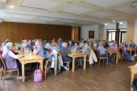 Jahreshauptversammlung 2026 Etwa 60 Mitglieder sitzen an drei langen Tischen und reden miteinander.