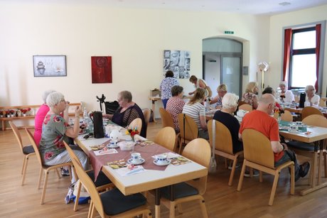 Contigo-Ruhr, Beratung und Teilhabe für Seniorinnen und Senioren Mehrere Teilnehmer sitzen an langen Tischen.