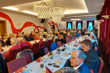 Adventsfeier 2025 Zu sehen sind Teilnehmerinnen und Teilnehmer der Adventfeier 2025.