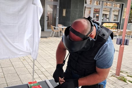 Besucher im Alters-Anzug