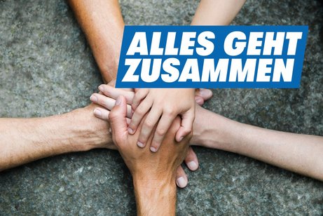 F&uuml;nf Arme ragen aus f&uuml;nf Richtungen ins Bild, die H&auml;nde sind in der Bildmitte auf einem grauen Untergrund &uuml;bereinandergelegt. Oben rechts in wei&szlig;er Schrift auf blauem Grund: Alles geht zusammen.
