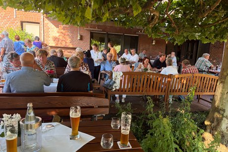 das Bild zeigt viele Teilnehmer im Biergarten