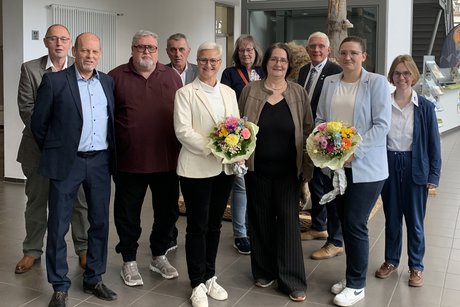 Bild: gesch&auml;ftsf&uuml;hrender Vorstand, Gesch&auml;ftsf&uuml;hrung sowie G&auml;ste: Frau Anke Fuchs-Dreisbach (MdL NRW) und Frau Ann-Kathrin Duchhardt (stellvertretende B&uuml;rgermeisterin der Stadt Bad Berleburg).