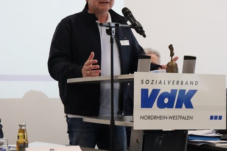 Der Oberb&uuml;rgermeister der Stadt Oberhausen steht am Rednerpult und spricht zu den Teilnehmern.