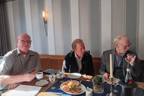 Vorstandsmitglieder im Gespräch mit Werner Schöpper