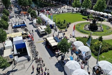 Luftaufnahme des Messegeländes: weiße Pavillons auf dem Corneliusplatz