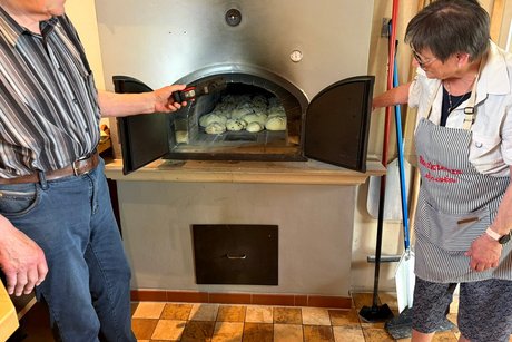 Brotbackofen Brotlaibe wurden in den Ofen geschoben