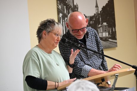 Herr Steinbrink bedankt sich bei Frau Hollmann für den Vortrag