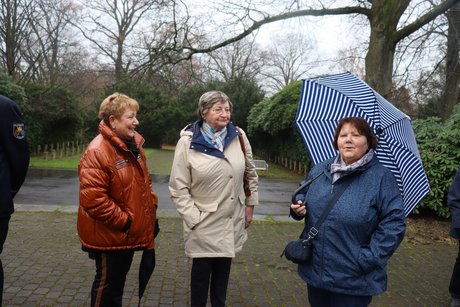 Kranzniederlegung zum Volkstrauertag auf dem Südwestfriedhof. 3 Frauen stehen zusammen für ein Foto.