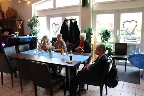 Frühlingsfest Vier Frauen sitzen an einem Tisch.