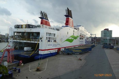 Die große Autofähre "Stena Scandinavica" liegt am Schwedenkai von Kiel.