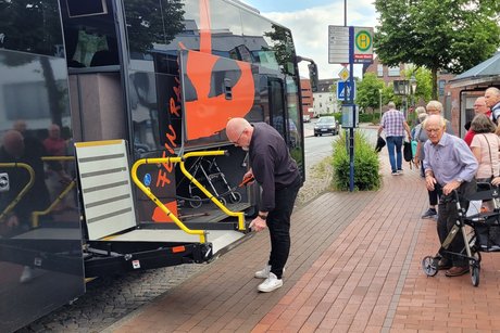 Hier wird die Hebebühne vorbereitet, um die Rollstuhlfahrer in den Bus zu befördern.