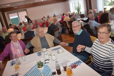 Schunkeln nach zünftigen Melodien Vorstandsmitglied Bärbel Thoms zieht die Anderen beim Schunkeln und Singen mit.