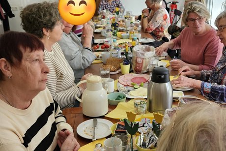 Frauen unterhalten sich beim gemeinsamen Frühstück