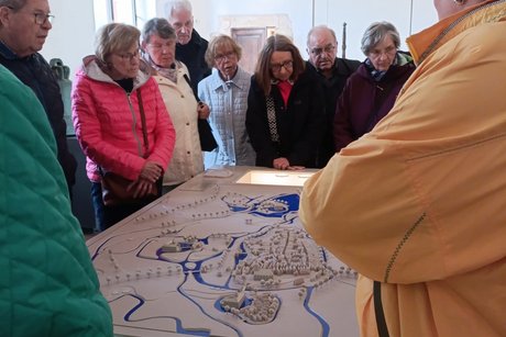 Tisch mit kartografischem Geländeüberblick der Burg Vischering als Teil der Ausstellung.