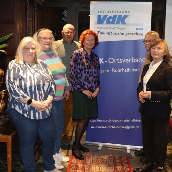 Sechs Personen stehen zusammen f&uuml;r ein Gruppenfoto.