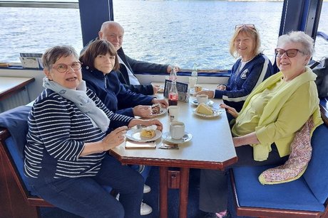 Personen auf der Schifffahrt des Rursee