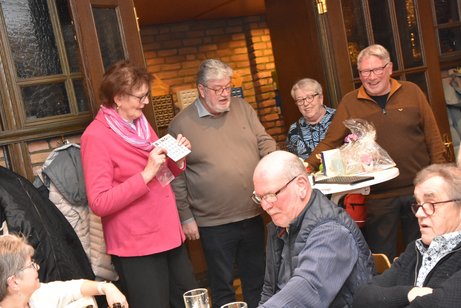 Mitglieder vom Vorstand stehend am Pult erklären den Mitgliedern die Spielregeln.