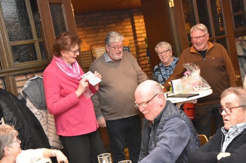 Info Nachmittag im Jahr 2025 Mitglieder vom Vorstand stehend am Pult erklären den Mitgliedern die Spielregeln.