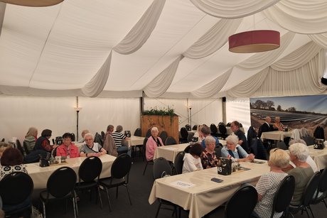 Teilnehmer beim gemeinsamen Mittagessen