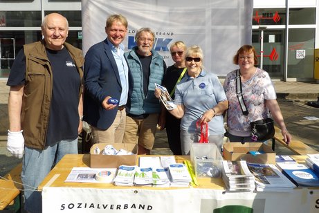 Auch bei der 19. Auflage der Gevelsberger Seniorenmesse war der Sozialverband VdK Gevelsberg wieder mit einem Stand vertreten und informierte neben den Besucherinnen und Besucher auch Bürgermeister Claus Jacobi (2 vl.) über seine Tätigkeiten und zahlreichen Aktionen.
