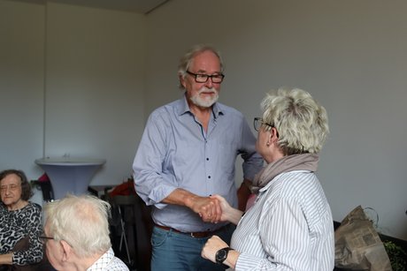 Jahreshauptversammlung 2026 Eine Frau verabschiedet sich von einem Mann.