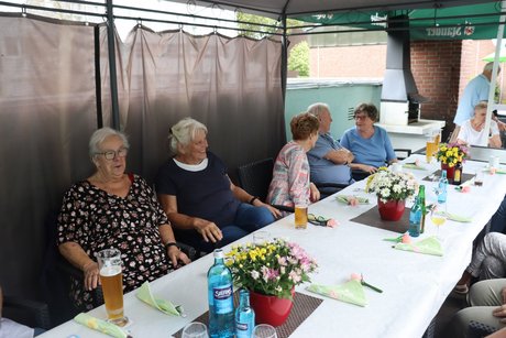 Grillnachmittag vom VdK Ortsverband Borbeck gemeinsam mit dem Ortsverband Altendorf. Teilnehmer sitzen an einem langen Tisch.