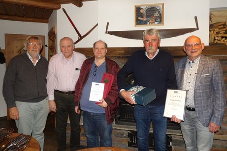Im Beisein des stellvertretenden Kreisverbandsvorsitzenden Jörgen Steinbrink wurden Rüdiger Flockenhaus und Jürgen Bodenröder vom VdK-Vorsitzenden Volker Rabiega und seinem Stellvertreter Hans-Christian Schäfer (vrnl) für ihre langjährige Mitgliedschaft ausgezeichnet