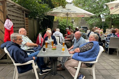 Im Biergarten Mitglieder sitzen im Biergarten