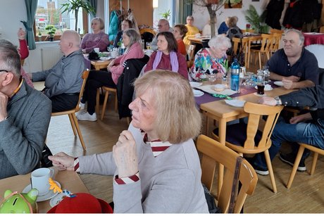 und lauschten den Ausf&uuml;hrungen zu