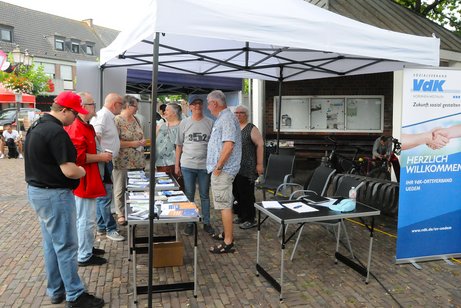 Am Stand des Ortsverbands Uedem kamen viele Interessierte vorbei, um aktuelle Informationen &uuml;ber die Arbeit des VdK aus erster Hand einzuholen.