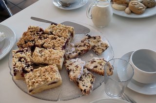 Gedeckter Tisch mit Kuchen