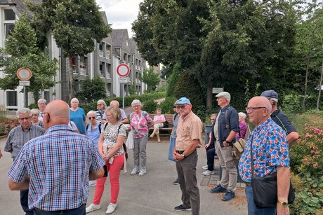 Menschen hören einen Vortrag