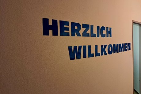 Herzlich Willkommen Schild in der neuen Geschäftsstelle